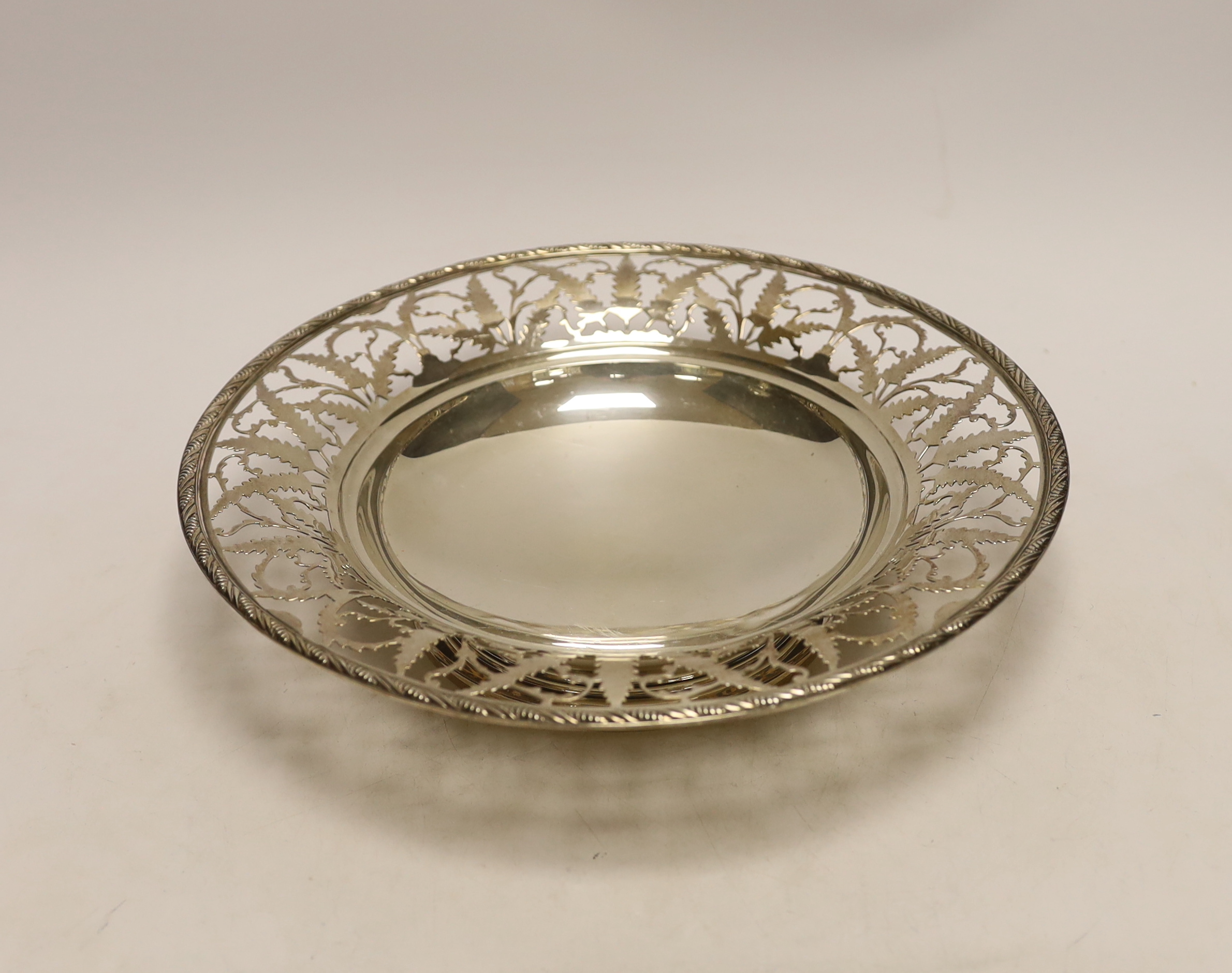 A George VI silver pierced fern pattern pedestal dish, Selfridge & Co Ltd, Birmingham, 1937, diameter 26.8cm, 16.5oz.